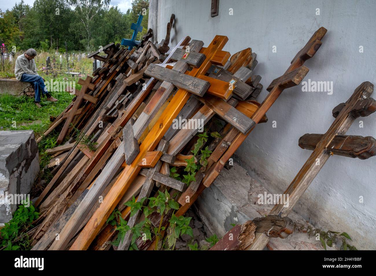 Les anciens funérailles se croisent dans le cimetière orthodoxe de la ville russe provinciale Banque D'Images