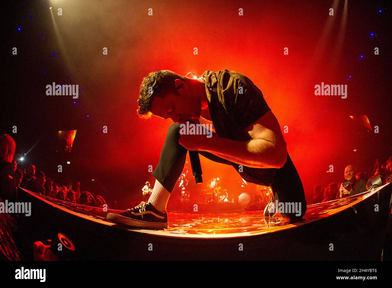 DaN Reynolds d'imagine Dragons se produit en direct sur scène à la Genting Arena de Birmingham, au Royaume-Uni.Date de la photo: Samedi 24 février 2018.Crédit photo : Katja Ogrin/ EMPICS Entertainment. Banque D'Images