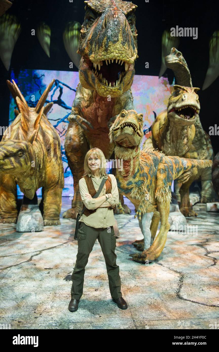 Michaela Strachan AS â€˜Huxleyâ€™ le paléontologue pose avec des dinosaures pendant la photocall pour marcher avec les dinosaures â€“ l'Arena spectaculaire à l'Arena Birmingham le 26 juillet 2018 à Birmingham, Angleterre.Date de la photo: Jeudi 26 juillet 2018.Crédit photo : Katja Ogrin/ EMPICS Entertainment. Banque D'Images