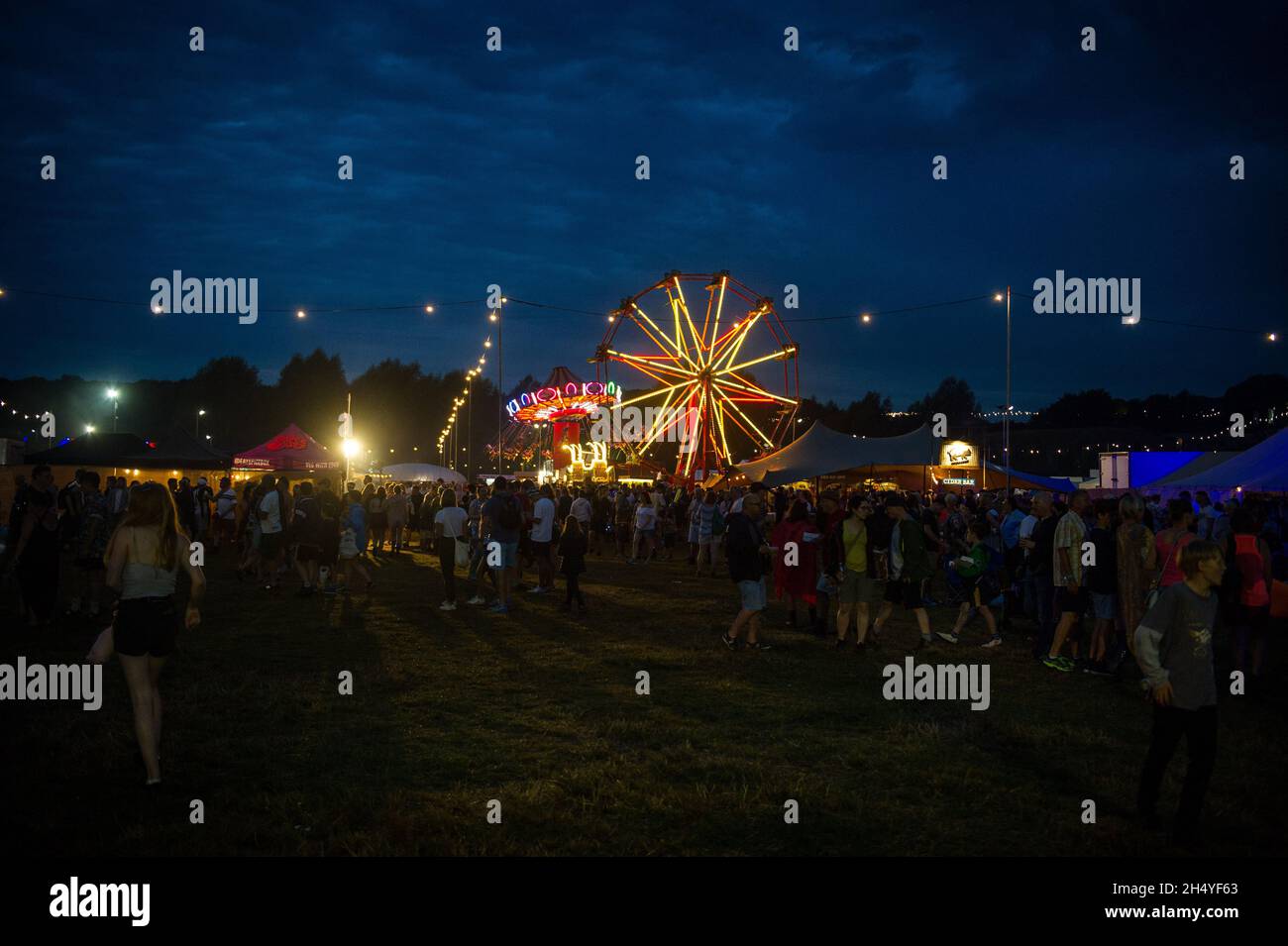 Vue générale de l'arène la nuit le 1er jour du Standon Calling Festival le 27 juillet 2018 à Standon, Angleterre.Date de la photo: Vendredi 27 juillet, 2018.Crédit photo : Katja Ogrin/ EMPICS Entertainment. Banque D'Images