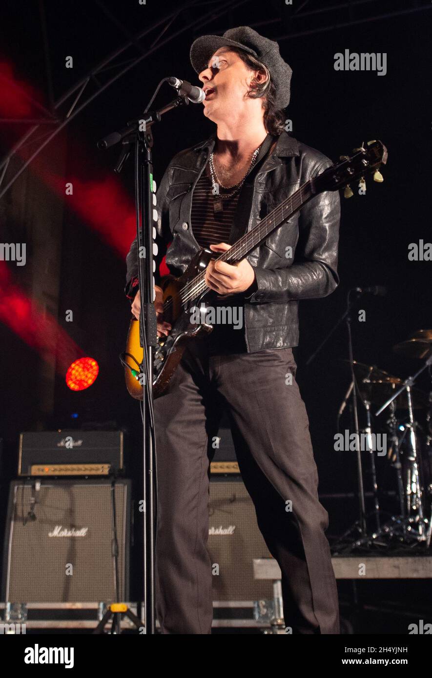 Carl Barât of the Libertines se produit sur les ruines de la cathédrale de Coventry le 01 août 2021 à Coventry, Royaume-Uni.Date de la photo: Dimanche 01 août 2021.Crédit photo : Katja Ogrin/EMPICS Entertainment. Banque D'Images