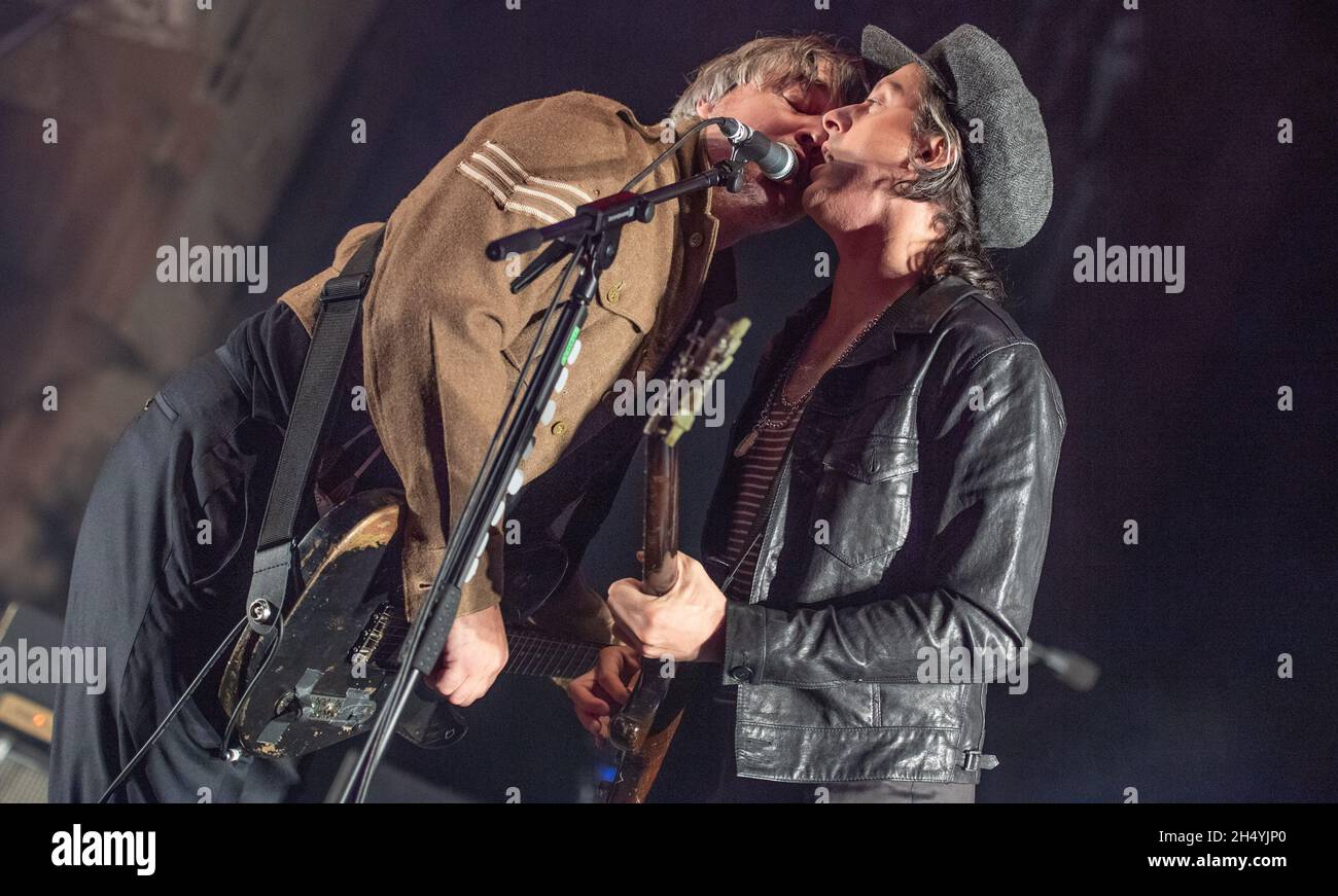 Pete Doherty et Carl Barât des Libertines se sont performances sur les ruines de la cathédrale de Coventry le 01 août 2021 à Coventry, Royaume-Uni.Date de la photo: Dimanche 01 août 2021.Crédit photo : Katja Ogrin/EMPICS Entertainment. Banque D'Images