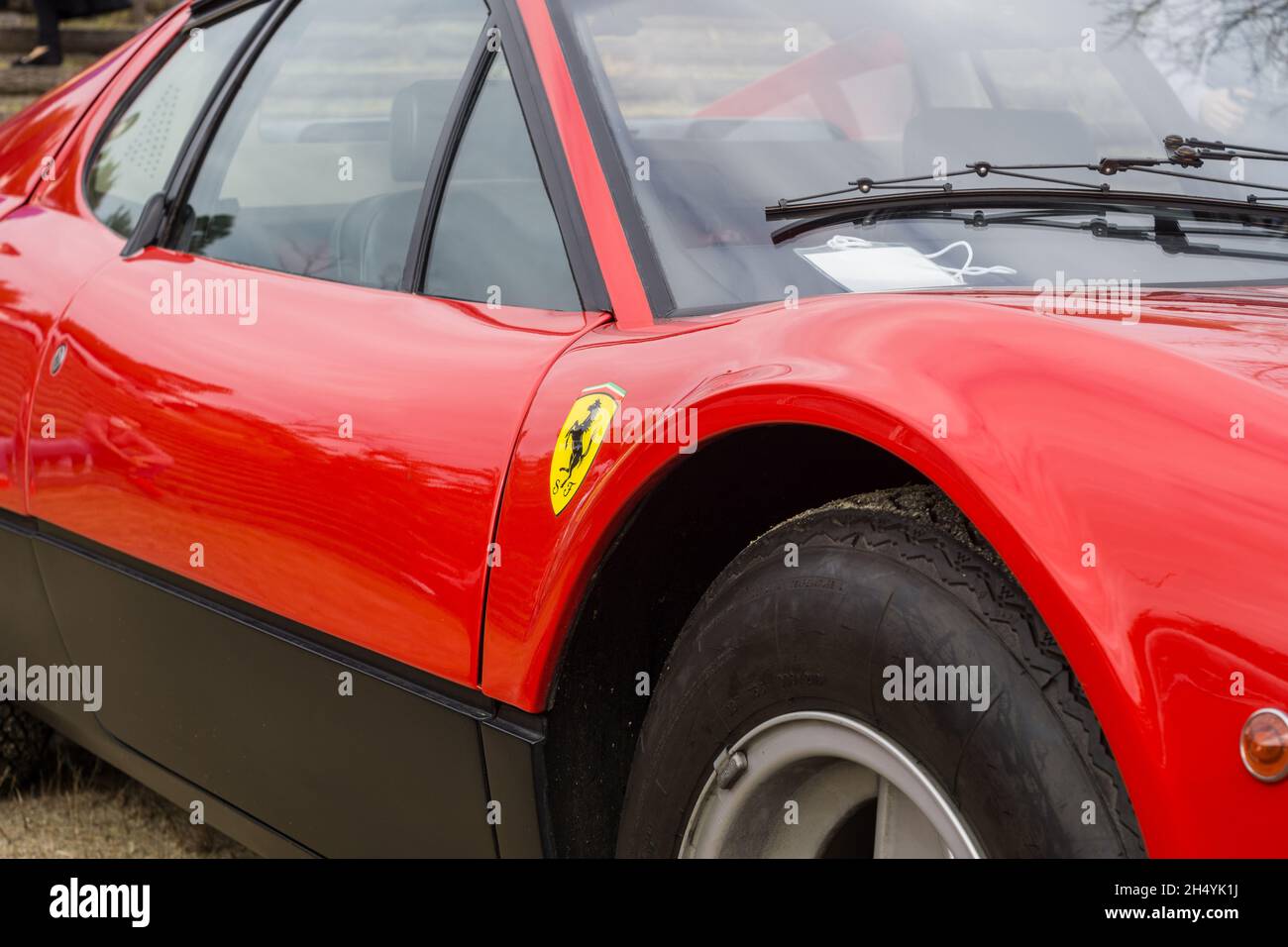 Gros plan du passage de roue avant droit et de l'écusson sur une Ferrari Berlinetta Boxer 512BBi classique rouge des années 1970. Banque D'Images