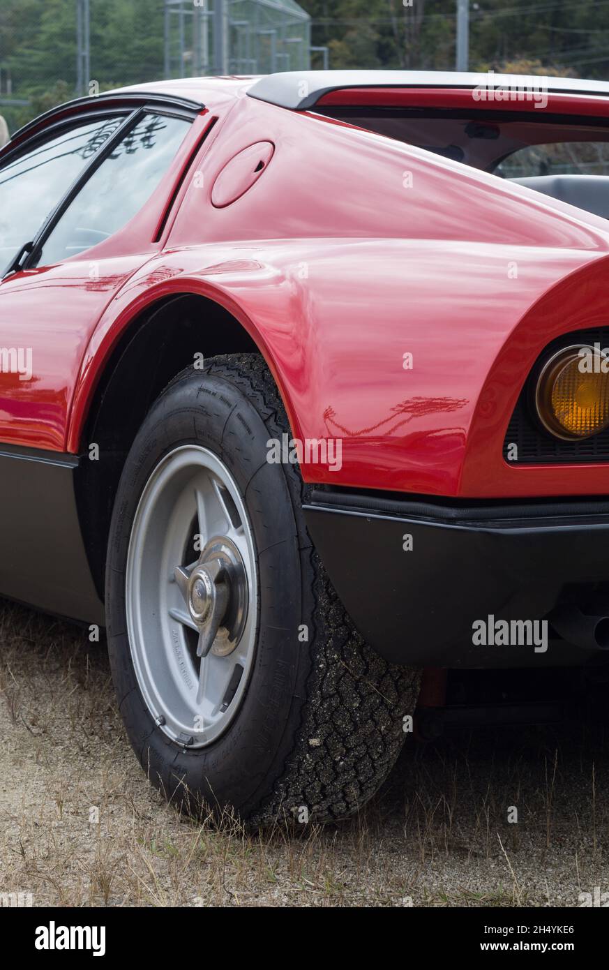 Gros plan sur le passage de roue, sur les côtés et à l'arrière d'une Ferrari Berlinetta Boxer 512BBi classique rouge des années 1970. Banque D'Images