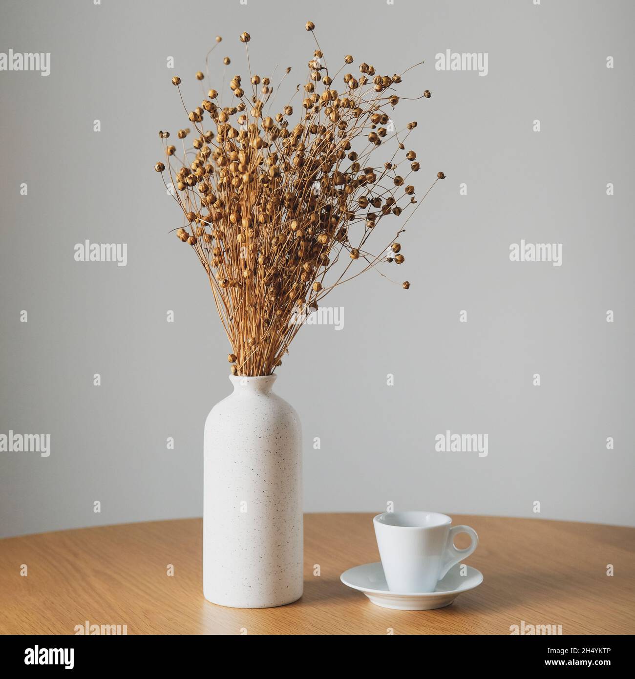 Tasse de café et vase avec herbe sèche de lin sur table en bois.Mur blanc  sur fond.Décor scandinave et scandinave fixe.Confortable maison séjour roo  Photo Stock - Alamy