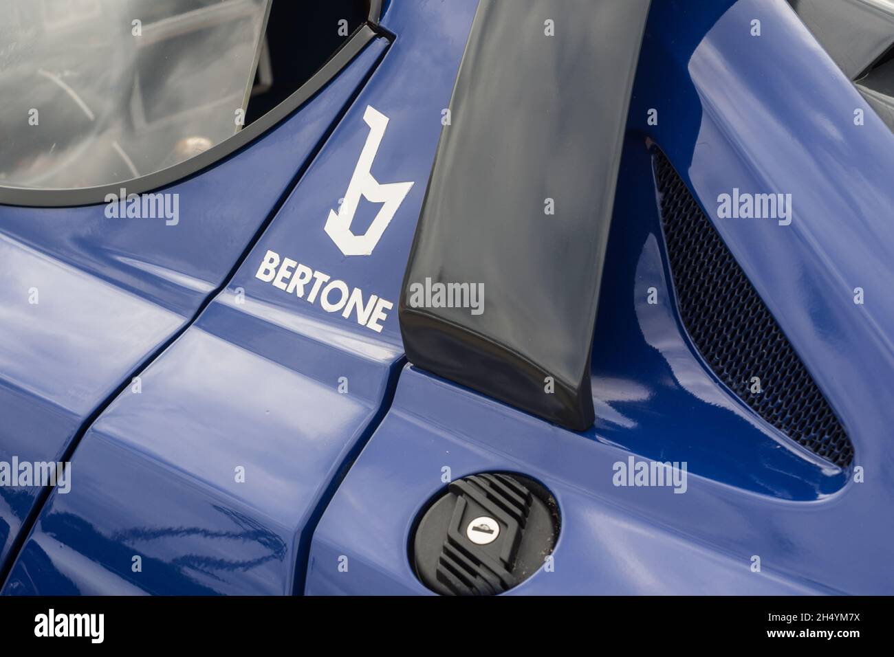 Gros plan de l'autocollant du logo Bertone sur le côté d'une voiture de rallye sportive classique italienne classique Lancia Stratos HF Stradale bleue. Banque D'Images