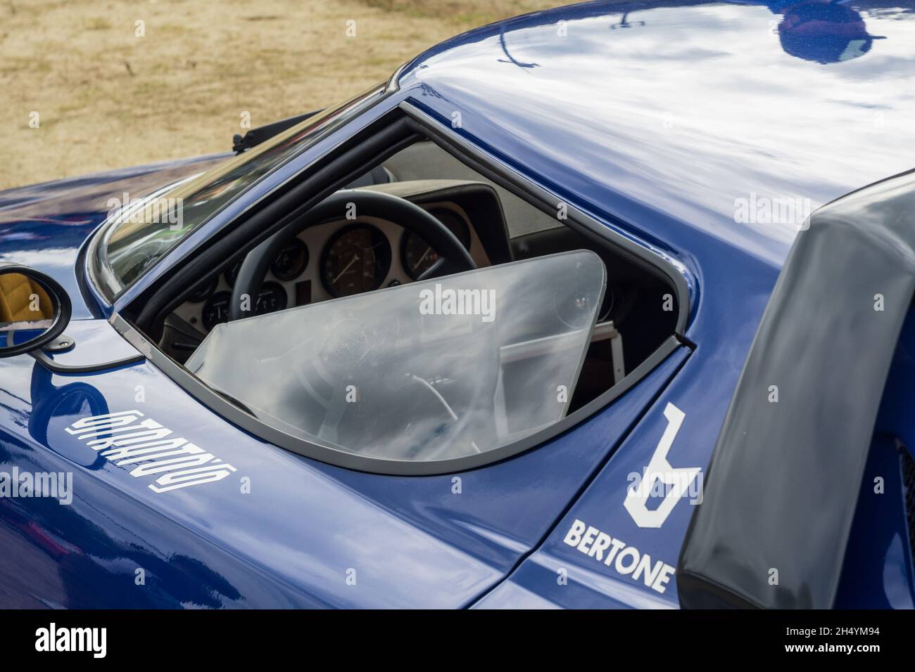 Gros plan de la porte et de la vitre latérale sur une voiture de rallye sportive classique italienne bleue Lancia Stratos HF Stradale. Banque D'Images