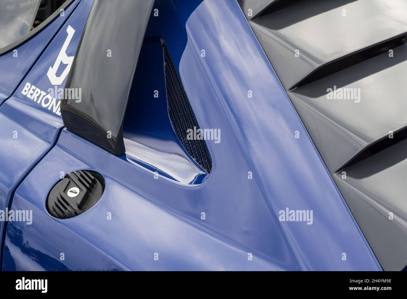 Gros plan sur la porte et le bouchon de remplissage de carburant d'une voiture de rallye sportive classique italienne classique Lancia Stratos HF Stradale bleue. Banque D'Images