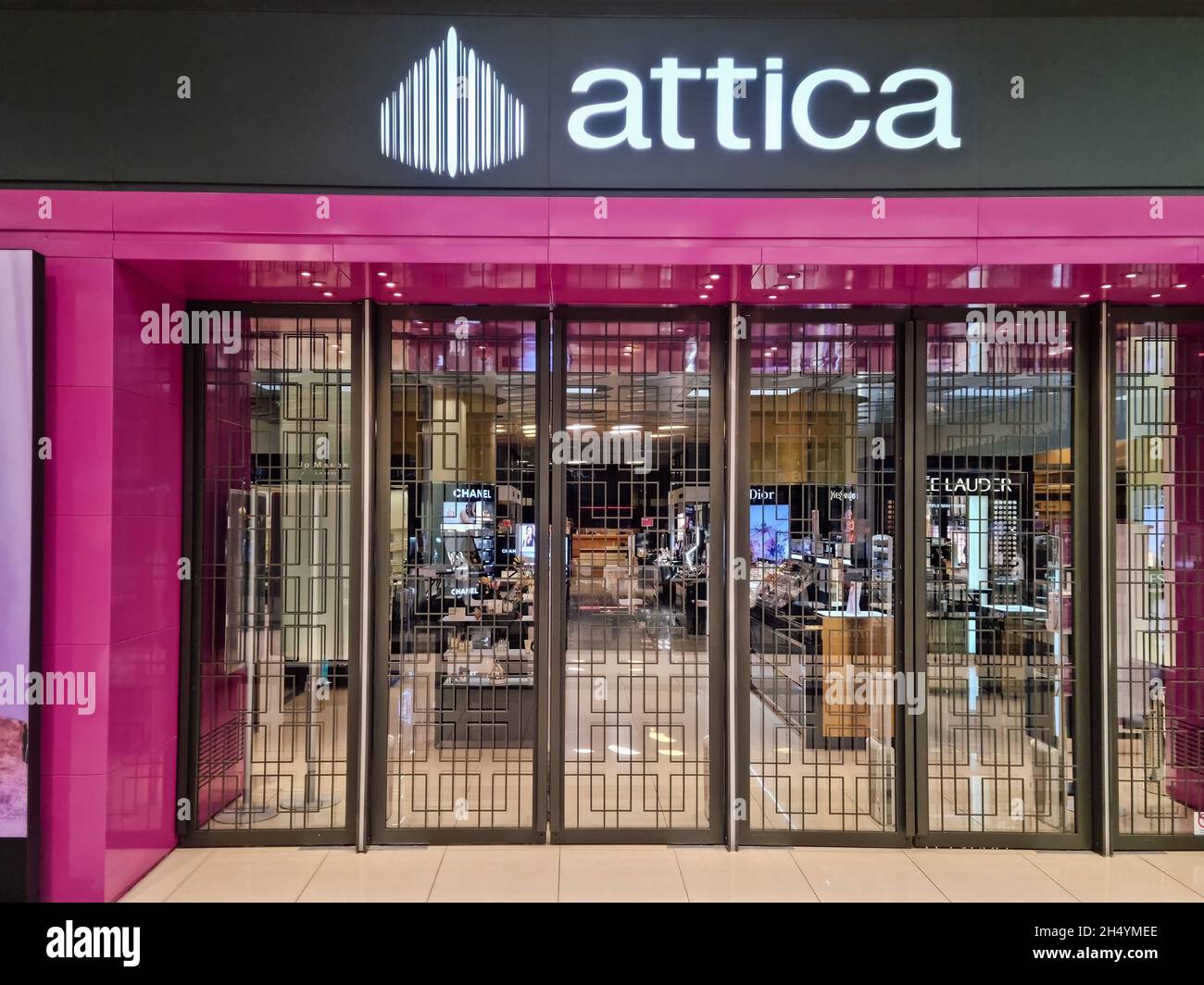 Extérieur du grand magasin Attica avec logo.La façade des boutiques de mode et de marque grecque est située dans le centre commercial Mediterranean Cosmos de Thessalonique. Banque D'Images
