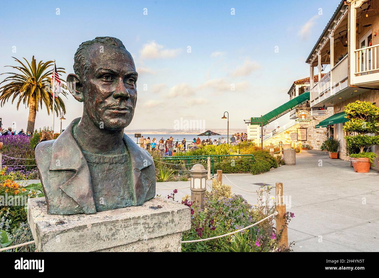 Monterey, CA, USA - 7 août 2009 : buste en bronze de l'auteur américain John Steinbeck, situé dans le quartier historique de Monterey appelé Cannery Row. Banque D'Images