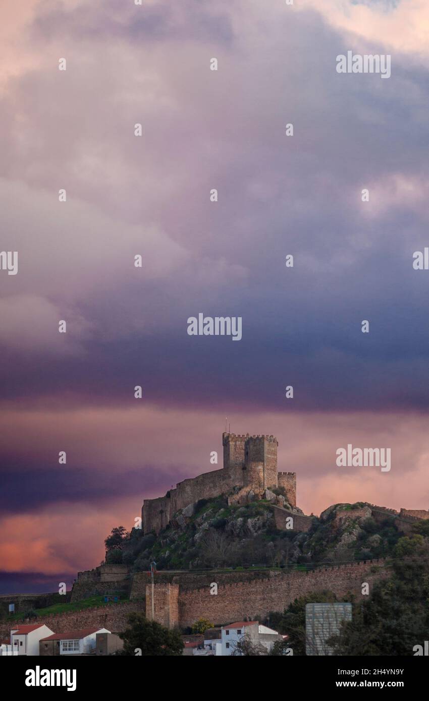 Luna Castle en hiver.Pris un coucher de soleil violet jour nuageux.Alburquerque, Estrémadure, Espagne Banque D'Images Luna Castle en hiver.Pris un coucher de soleil violet jour nuageux.Alburquerque, Estrémadure, Espagne Banque D'Images