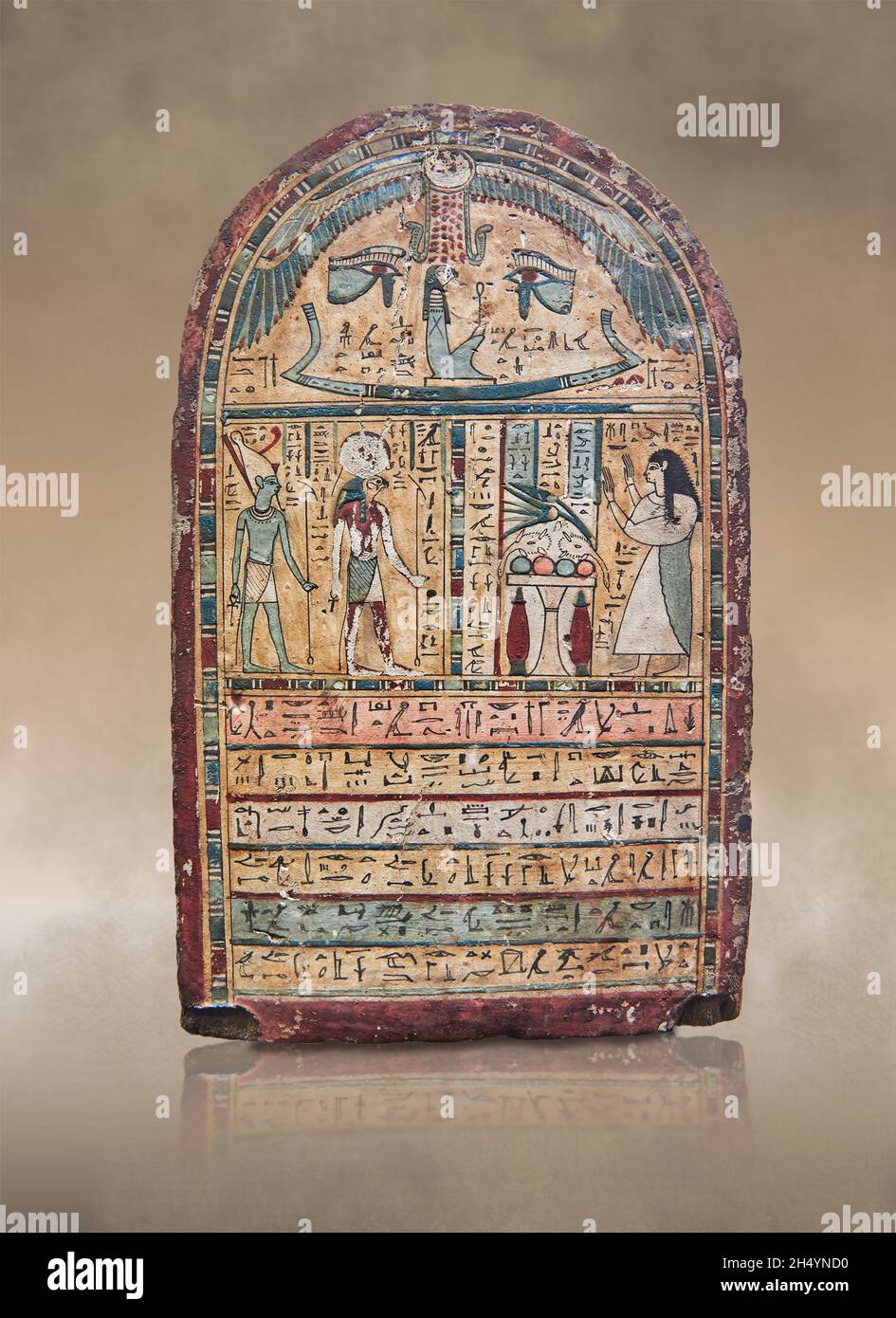 Stèle égyptienne ptolemaien de la dame Neniset adorant le soleil, 332-30 av. J.-C., Musée du Louvre inv E20044.Scène d'adoration; femme debout, adoration Banque D'Images