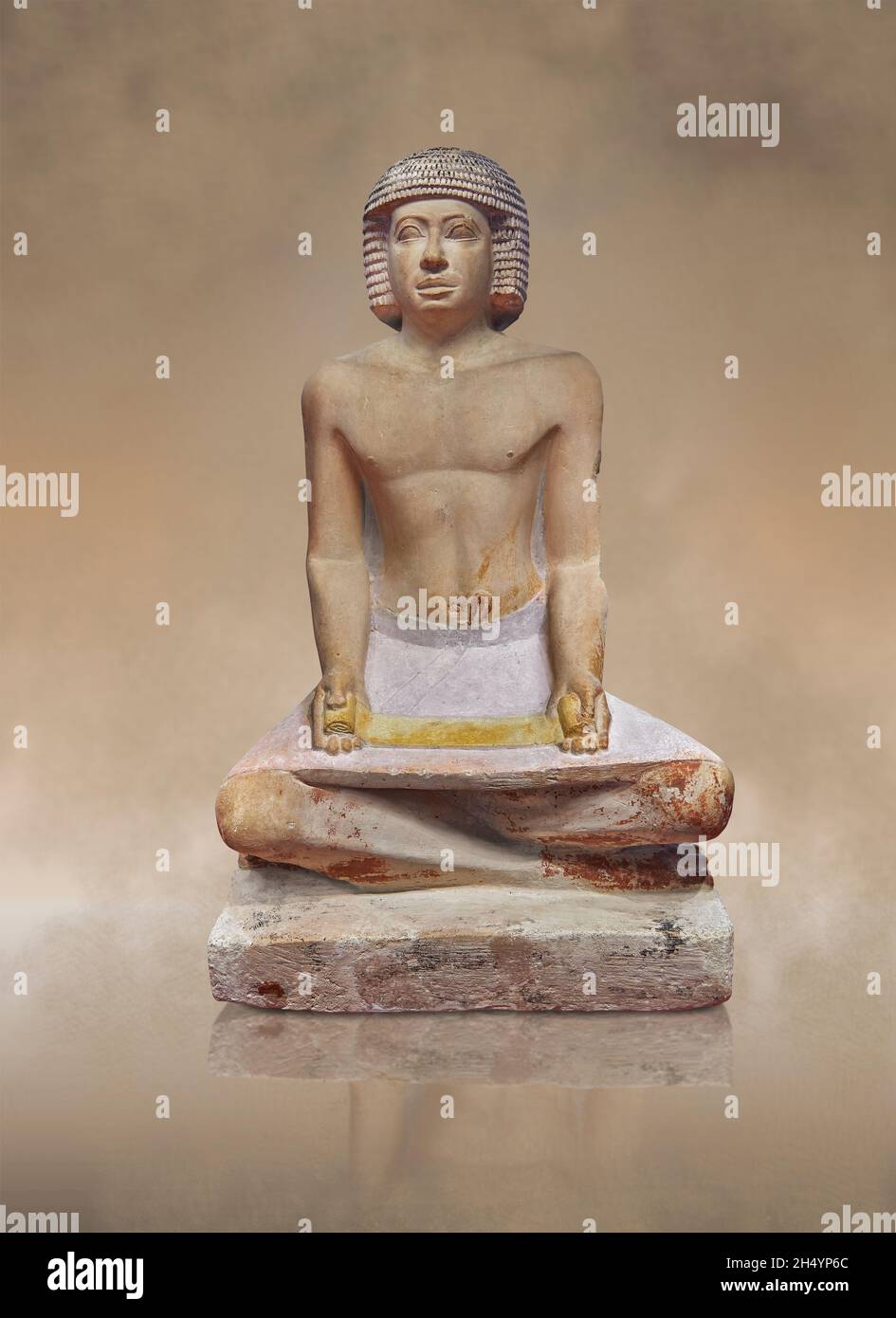 Statue égyptienne sculpture d'un scribe à pattes croisées assis avec un papyrus sur ses genoux, 2500-2530 av. J.-C., 5e dynastie, calcaire.Musée du Louvre Banque D'Images