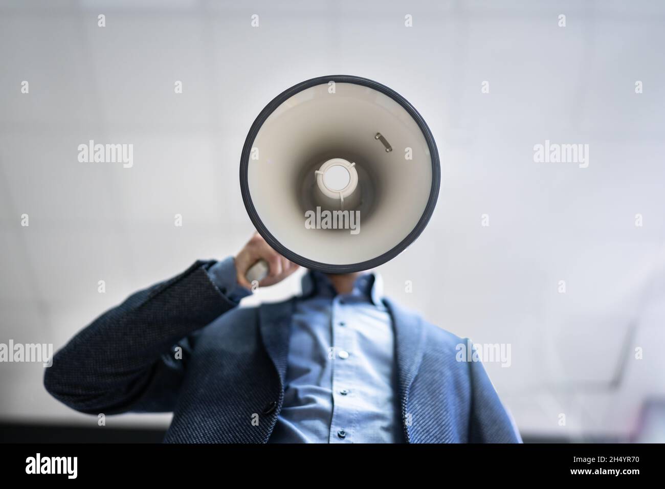 Le concept de l'attention du mégaphone. Homme criant à l'aide du haut-parleur Banque D'Images