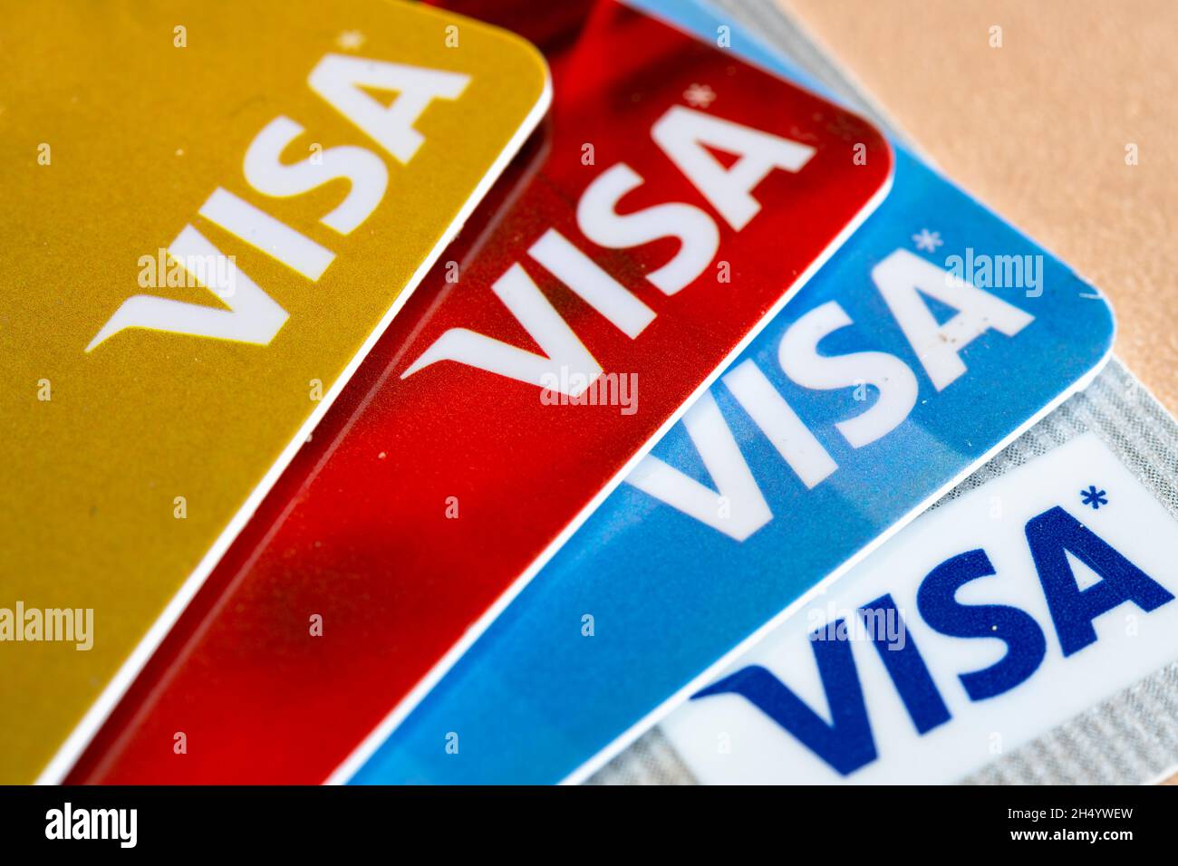 Gros plan de diverses cartes de crédit Visa montrant le logo de la société financière.Nov. 5, 2021 Banque D'Images