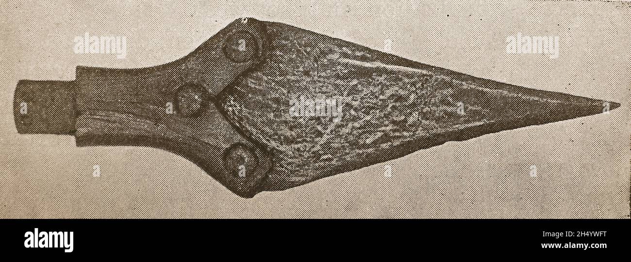 1908 image de presse - Orkney Ecosse - Une photo imprimée en 1908 d'une tête de lance de l'âge de bronze récemment trouvée sur Orkney Banque D'Images