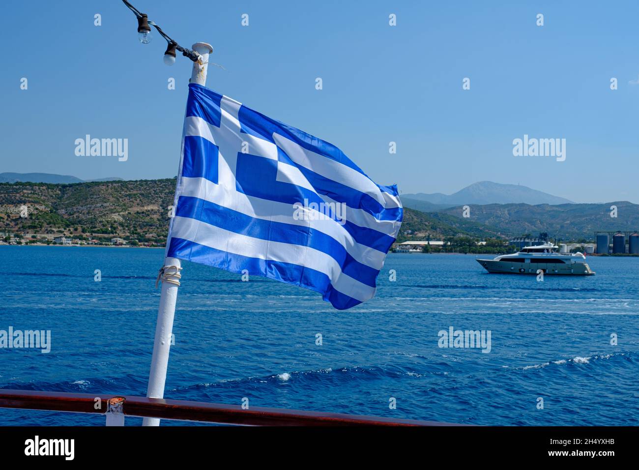 Gros plan du drapeau de la Grèce qui s'enroule dans les airs Banque D'Images