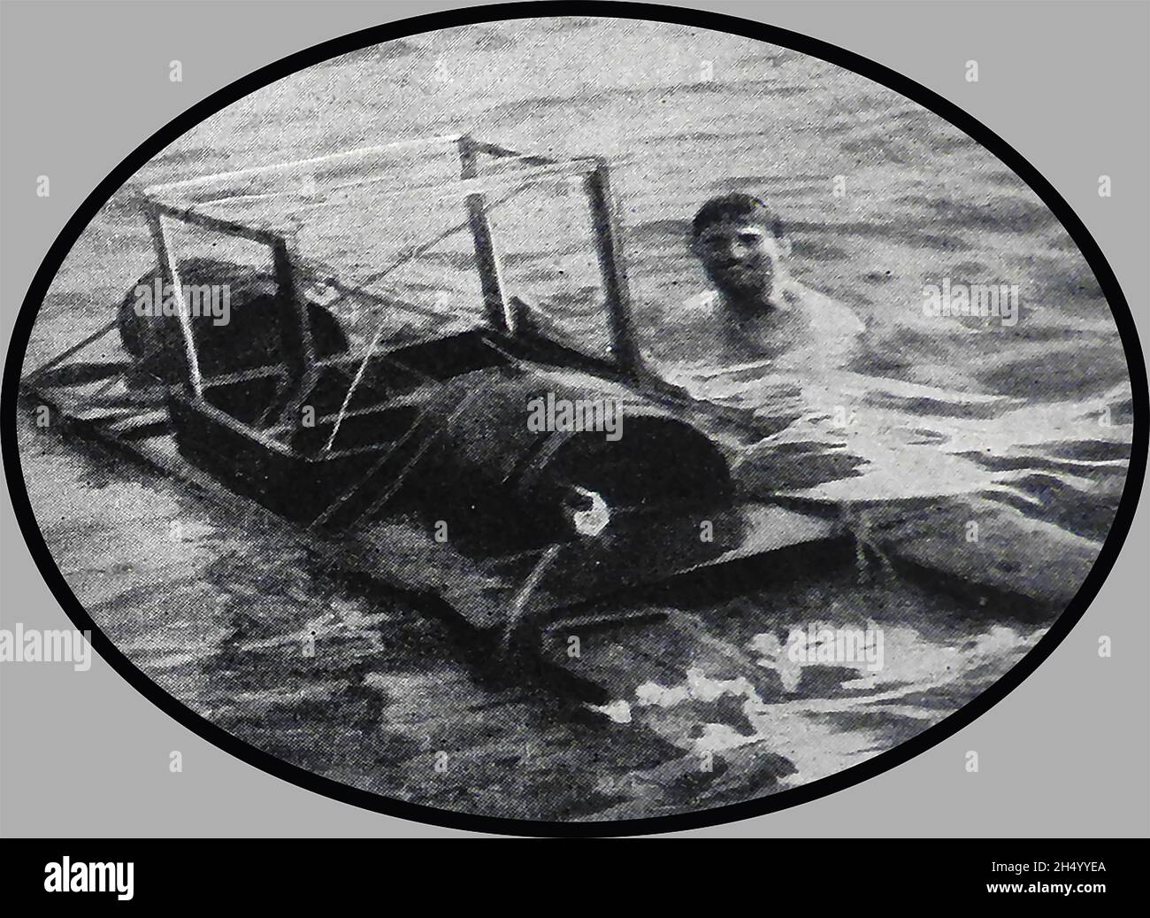 WWI Un marin naufragé sur un radeau de fortune après avoir été torpillé, Banque D'Images