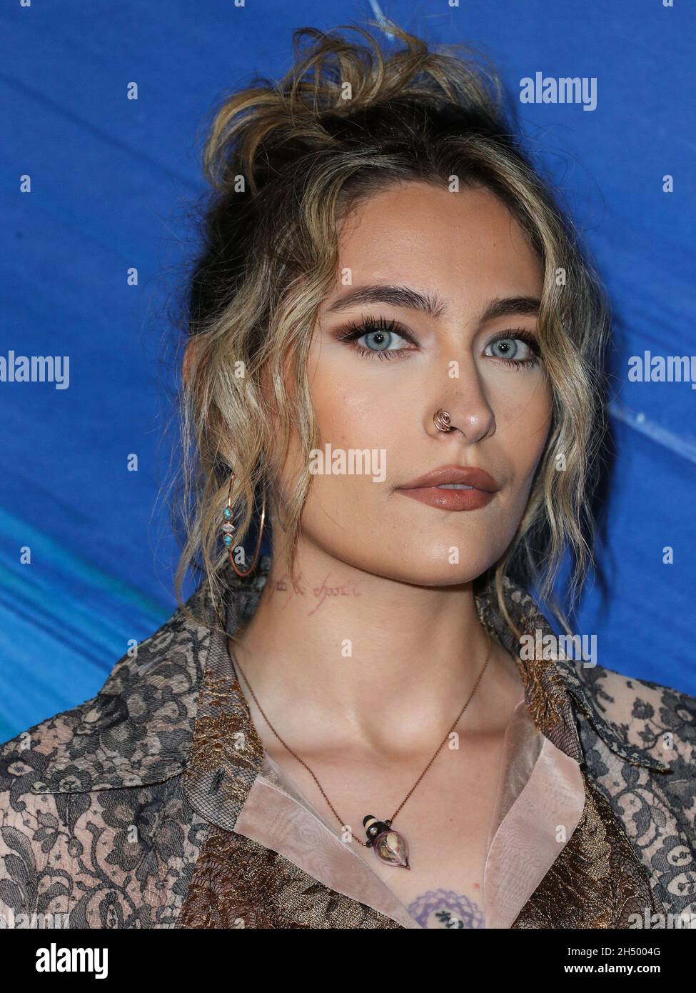 WEST HOLLYWOOD, LOS ANGELES, CALIFORNIE, ÉTATS-UNIS - NOVEMBRE 04 :La mannequin/actrice Paris Jackson portant une robe Andreas Kronthaler pour Vivienne Westwood arrive au gala amfAR Los Angeles 2021 en l'honneur de TikTok et Jeremy Scott qui s'est tenu au Pacific Design Center le 4 novembre 2021 à West Hollywood, Los Angeles, Californie, États-Unis.(Photo de Xavier Collin/image Press Agency/Sipa USA) Banque D'Images