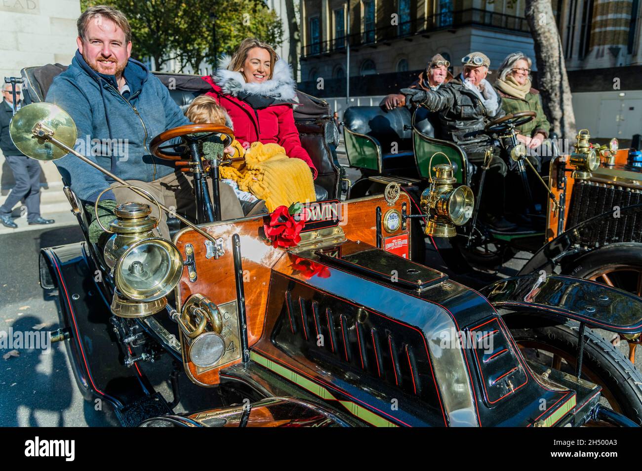 Londres, Royaume-Uni.5 novembre 2021.Des voitures d'époque, dont un Bouton de Dion en 1904, s'arrêtent dimanche au Cenotaph avant le rassemblement de Londres à Brighton.Crédit : Guy Bell/Alay Live News Banque D'Images