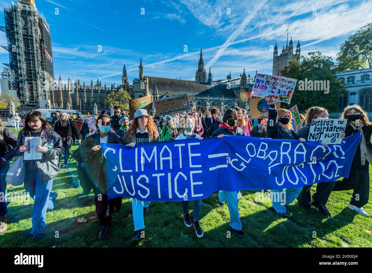 Londres, Royaume-Uni.5 novembre 2021.Vendredi pour les manifestations futures à Whitehall et à la place du Parlement.Les jeunes et les écoles frappent pour exiger la justice climatique et des mesures concrètes pour enrayer le changement climatique.Crédit : Guy Bell/Alay Live News Banque D'Images