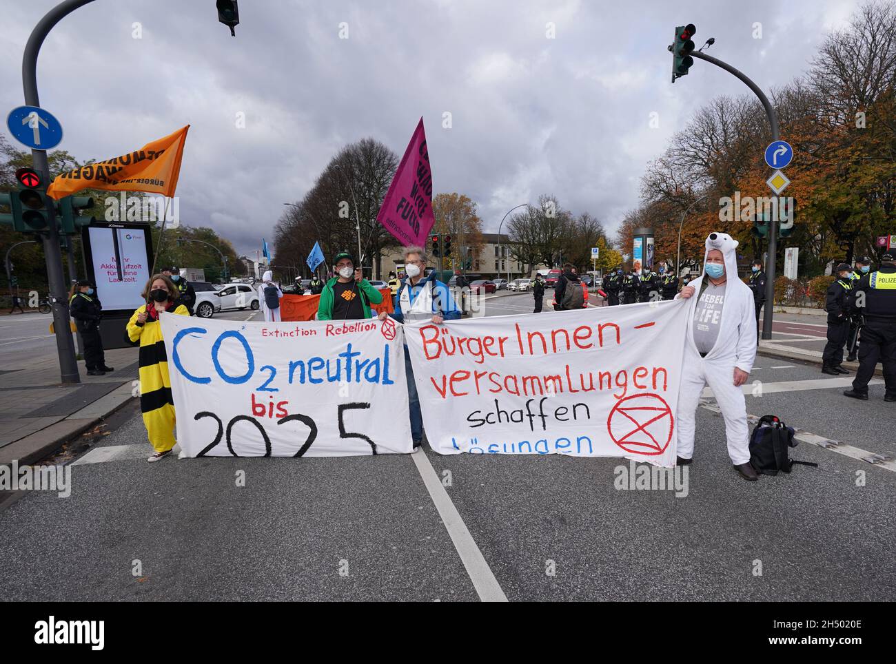 Hambourg, Allemagne.05ème novembre 2021.Des activistes de la rébellion d'extinction bloquent l'intersection en face de la gare de Dammtor.Avec cette action, les militants protestent contre la politique du sommet du G20 à Rome et veulent également attirer l'attention sur la conférence mondiale actuelle sur le climat à Glasgow.Credit: Marcus Brandt/dpa/Alay Live News Banque D'Images