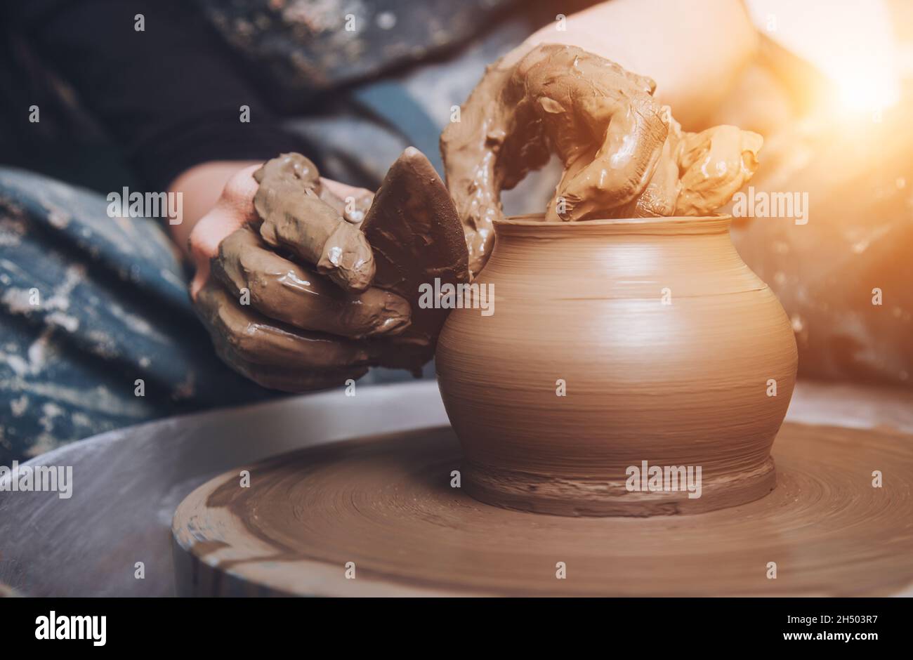 Femme travaillant sur les mains et en faisant une roue de poterie pot. Banque D'Images