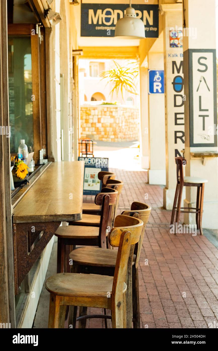 CAPE TOWN, AFRIQUE DU SUD - 11 octobre 2021 : photo verticale d'un café dans la petite ville côtière de Kalk Bay, au Cap, Afrique du Sud Banque D'Images