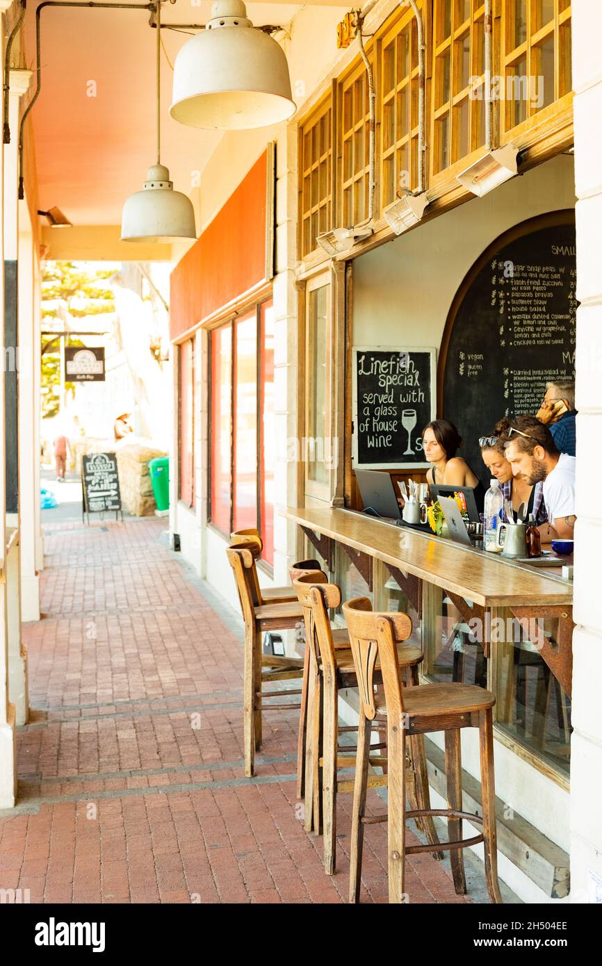 CAPE TOWN, AFRIQUE DU SUD - 11 octobre 2021 : photo verticale d'un café dans la petite ville côtière de Kalk Bay, au Cap, Afrique du Sud Banque D'Images