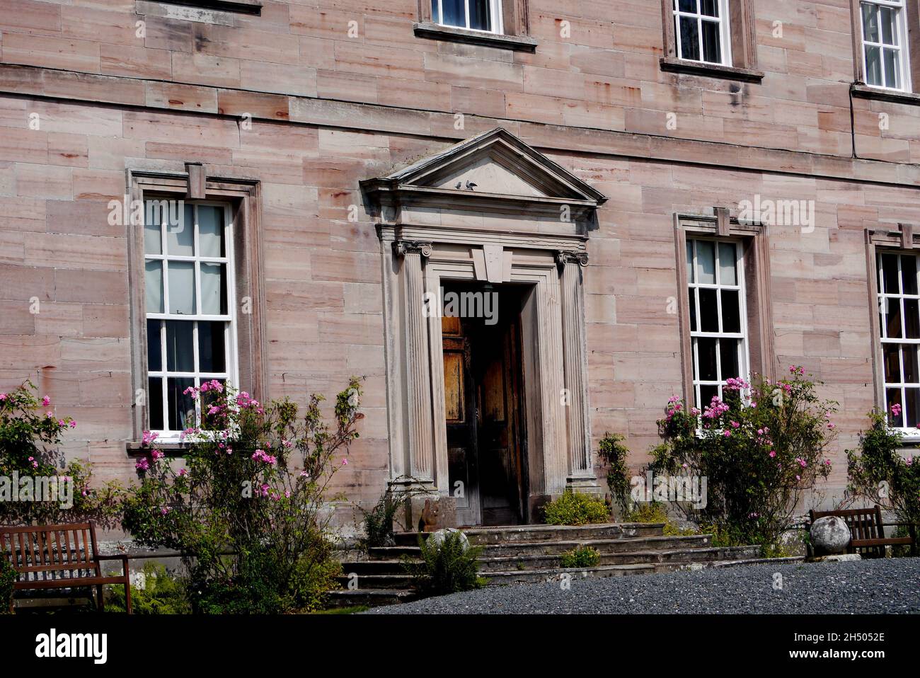 Entrée à la demeure et aux jardins historiques de Dalemain, près d'Ullswater, parc national du Lake District, Cumbria, Angleterre, Royaume-Uni. Banque D'Images