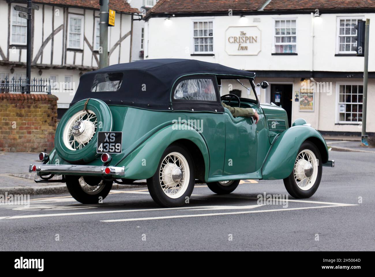 A Green, 1937, Ford modèle 10 CX Tourer, quittant le terrain d'exposition après le Sandwich Festival Classic car Show 2021 Banque D'Images
