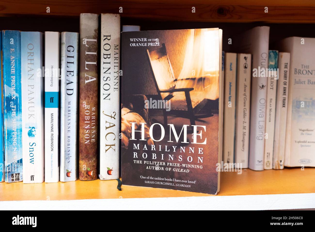 Titres de livres Home, Gilead, Jack et Lila couverture de livre couvre les romans sur étagère par la femme primée auteur américain Marilynne Robinson KATHY DEWITT Banque D'Images