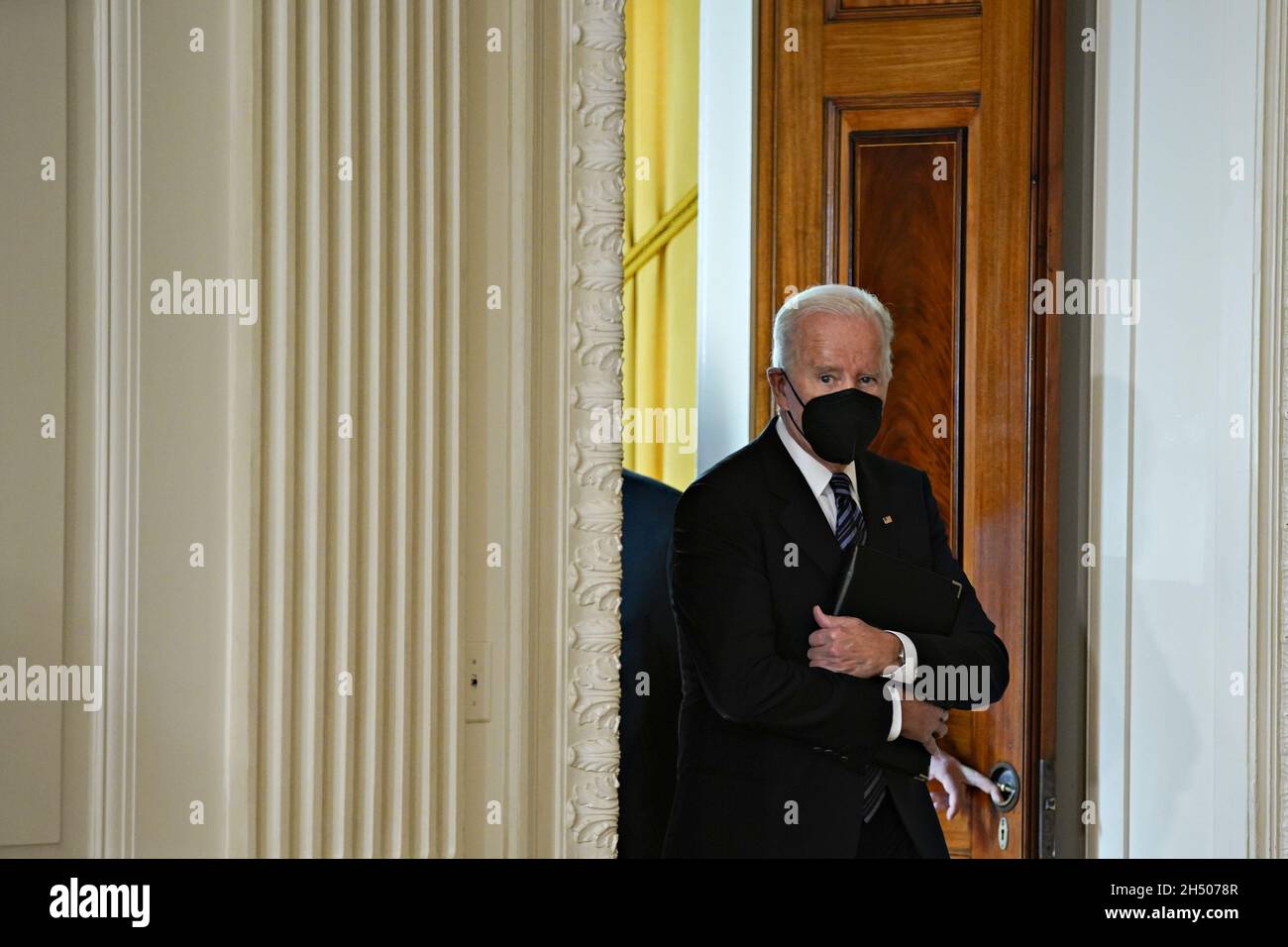 Washington, États-Unis.05ème novembre 2021.Le président américain Joe Biden arrive pour parler du rapport d'octobre sur les emplois dans le State Dining of the White House à Washington, DC, États-Unis, le vendredi 5 novembre,2021. Le marché du travail américain est revenu sur la bonne voie en ajoutant 510,000 emplois, ce qui a dépassé les attentes des économistes.Photo par Al Drago/UPI crédit: UPI/Alay Live News Banque D'Images