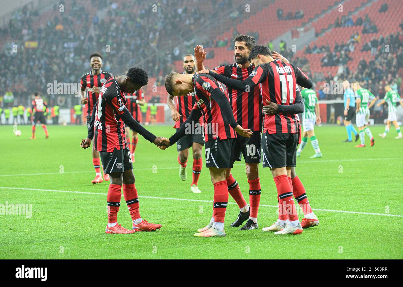 Leverkusen, Allemagne.2021. Jubilation Florian WIRTZ (LEV) après son but à 3: 0, avec de gauche à droite Jeremie FRIMPONG (LEV), Florian WIRTZ (LEV), Kerem DEMIRBAY (LEV), Nadiem AMIRI (LEV). Geste, geste, fauche, football League, groupe Europa, Europa Stage, groupe Europamatchday 04., Bayer 04 Leverkusen (LEV) - Real Betis Sevilla 4: 0, on 04.11.2021 à Leverkusen/Allemagne.#les règlements de l'UEFA interdisent toute utilisation de photographies comme séquences d'images et/ou quasi-vidéo # crédit: dpa/Alay Live News Banque D'Images