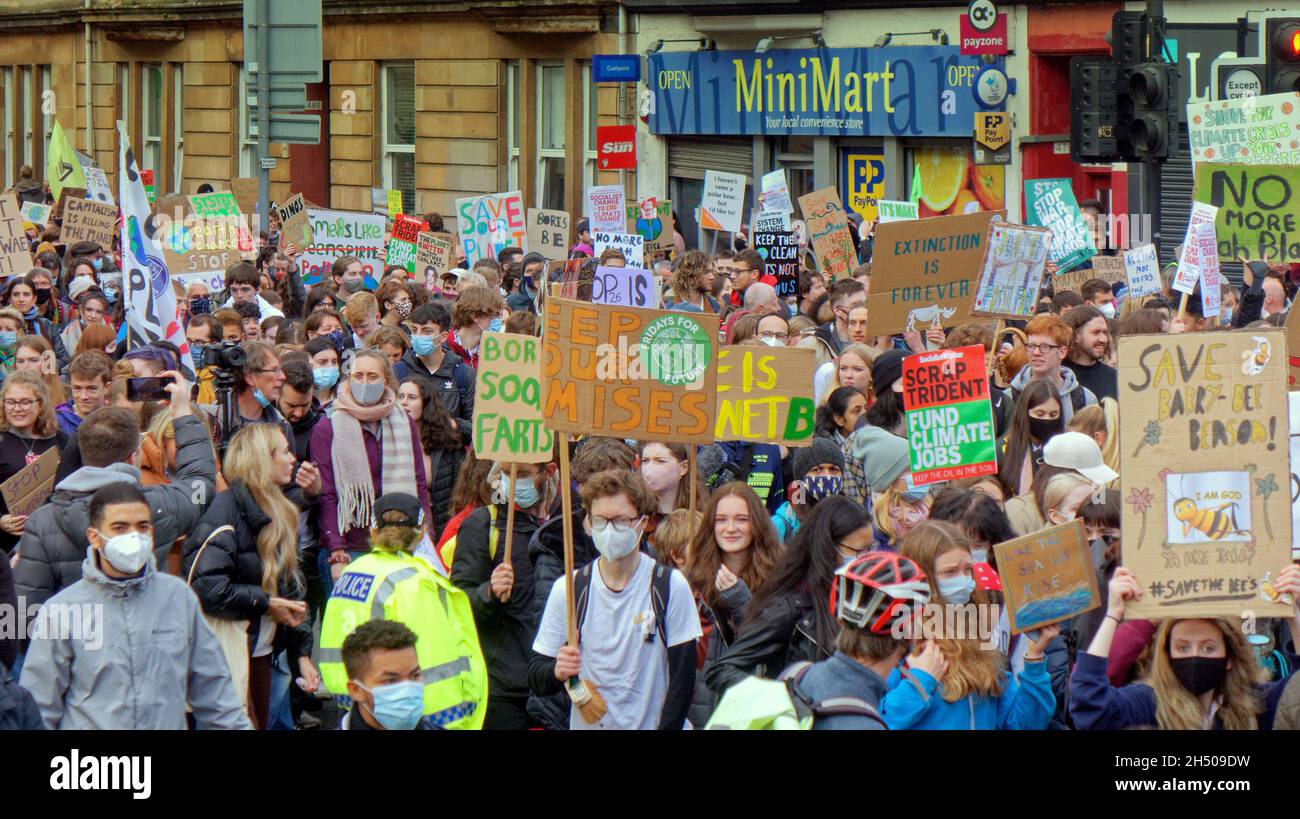 Glasgow, Écosse, Royaume-Uni 5 novembre 2021.Le changement climatique vendredi mars a mis la ville à l'arrêt avec des livraisons annulées ou retardées dans toute la ville, car la route était remplie de manifestants et totalement contrôlée par la police.Crédit Gerard Ferry/Alay Live News Banque D'Images