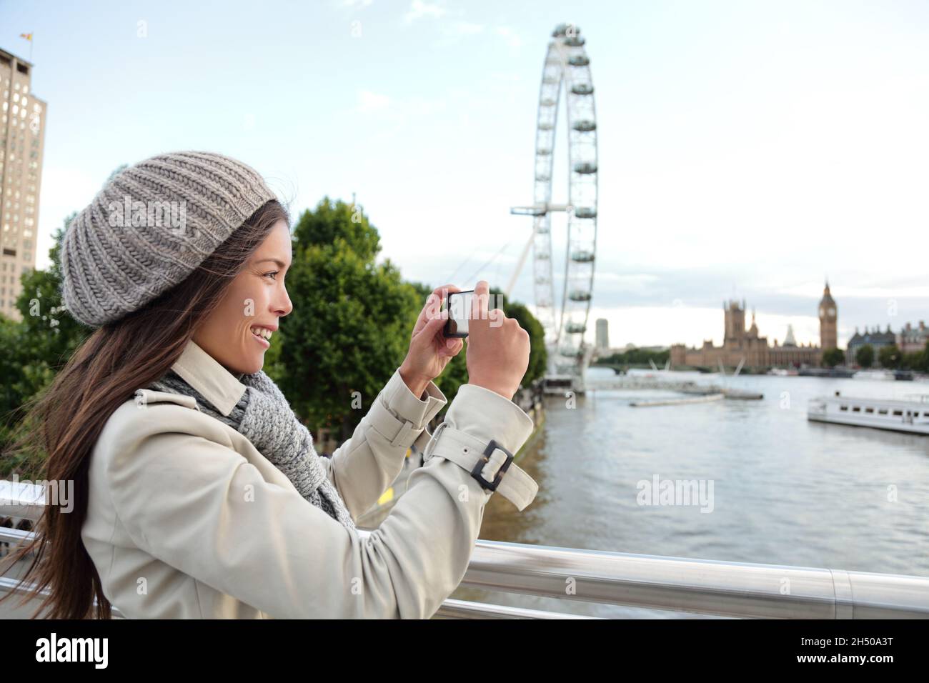 Jeune fille asiatique touristique prenant des photos avec le téléphone du paysage de la ville de Londres avec une attraction populaire sur la Tamise.Style de vie de voyage en Europe.Femme heureuse Banque D'Images