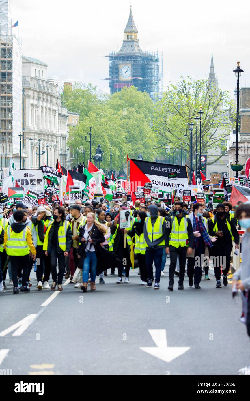 Les participants défilent en solidarité avec le peuple palestinien lors d'une manifestation pour la Palestine dans le centre de Londres, le 22 mai 2021. Banque D'Images