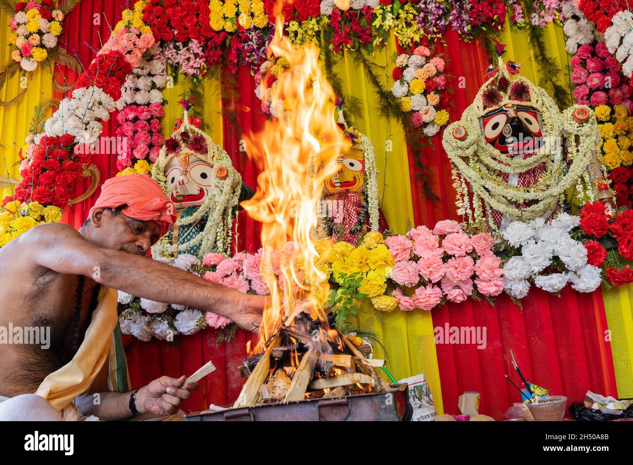 Howrah, Bengale occidental, Inde - 29th juin 2020 : prêtre hindou levant le feu de yajna pour adorer l'idole de Dieu Jagannath, Balaram et Suvodra. Banque D'Images