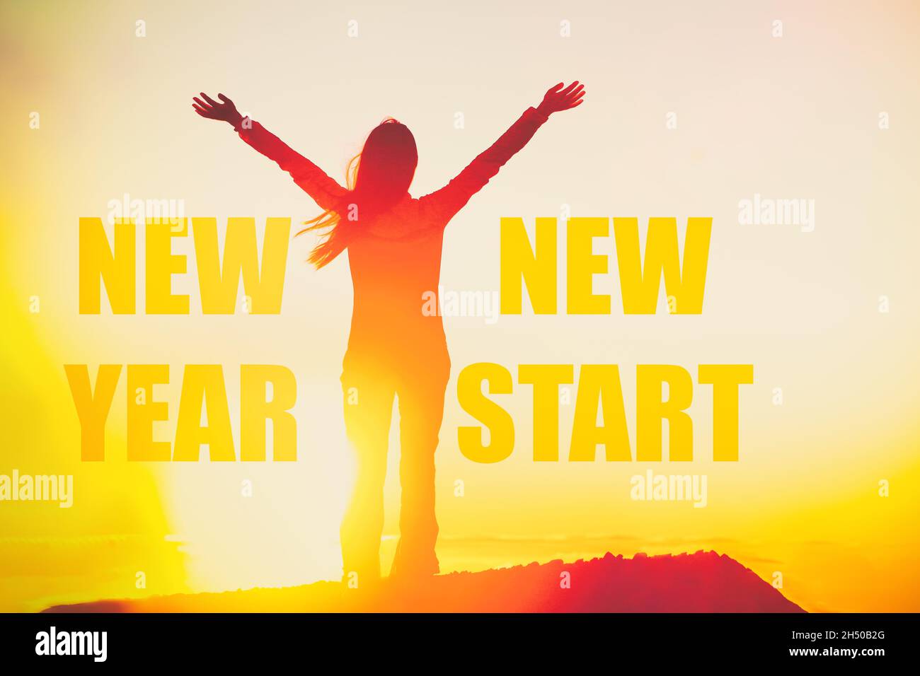 Nouvelle Annee Nouveau Depart Vainqueur Du Succes Concept Bonne Femme Motivation Citation Inspirante Sur Silhouette Personne Au Coucher Du Soleil Avec Les Bras En Confiance Vous Photo Stock Alamy