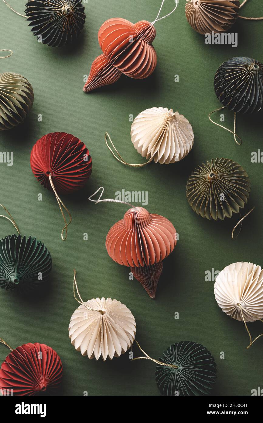 Motif composé de décorations de Noël en nid d'abeille sur fond olive. Banque D'Images