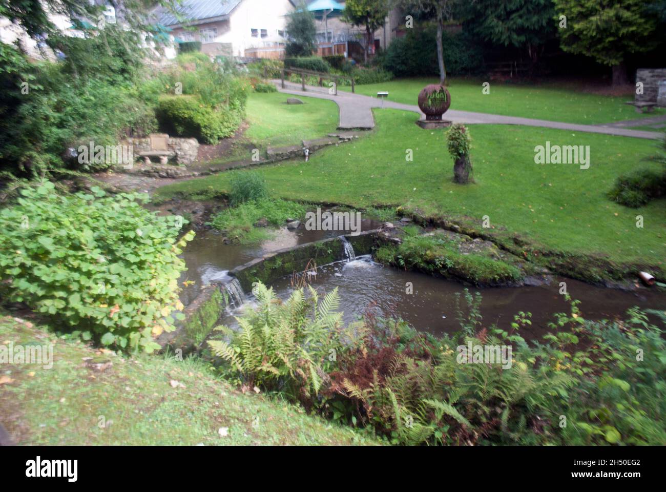 Ruisseau au fort de Vindolanda et musée avec des bâtiments et des sculptures, Bardon Mill, Hexham, Northumberland, Angleterre,ROYAUME-UNI Banque D'Images