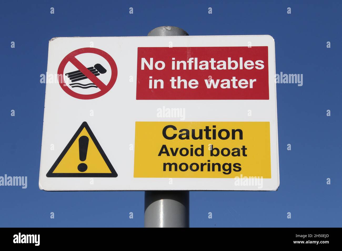 Millport, île de Cumbrae, Ayrshire, Écosse. Panneau d'avertissement relatif à l'utilisation d'éléments inflatables dans l'eau , la mer et le panneau de mise en garde pour éviter les amarrages du bateau Banque D'Images