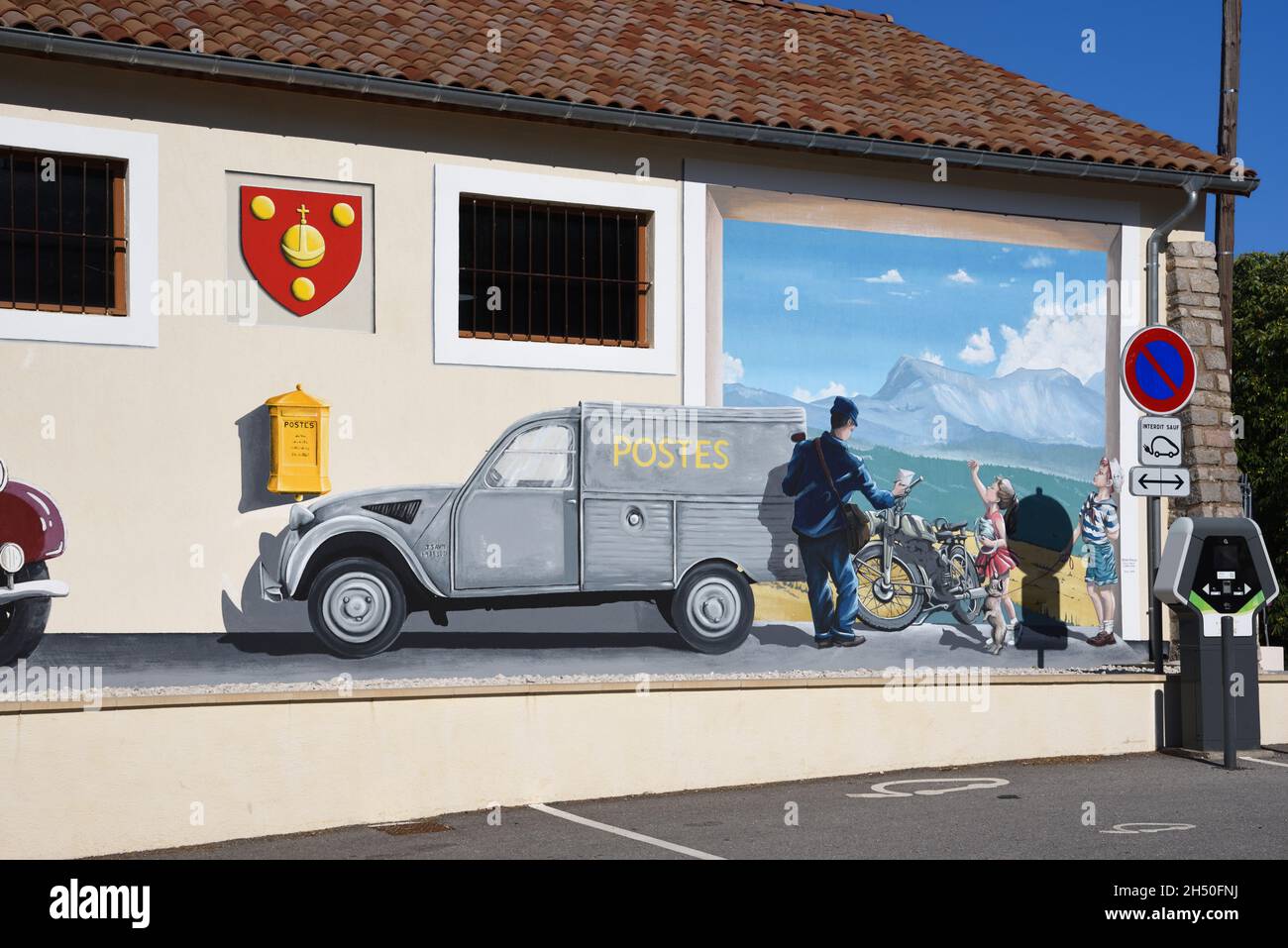Station-service, station-service ou station-service avec peinture murale ou murale décorative de Citroën 2 CV car Comps-sur-Artuby Provence France Banque D'Images