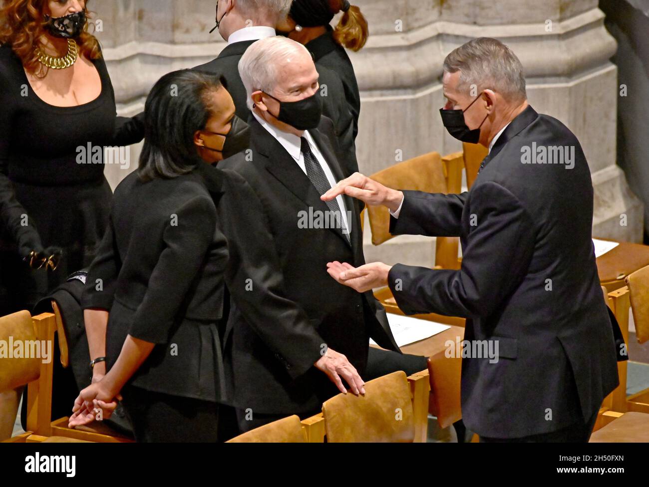 Washington DC, États-Unis.05ème novembre 2021.Washington, Vereinigte Staaten.05ème novembre 2021.L’ancienne secrétaire d’État américaine Condoleezza Rice, à gauche, l’ancienne secrétaire d’État américaine à la Défense Robert Gates, au centre, s’est engagée dans une conversation avec une personne non identifiée, à droite, avant le début des funérailles de l’ancienne secrétaire d’État américaine Colin L. Powell, à la cathédrale nationale de Washington, à Washington.DC le vendredi 5 novembre 2021.Crédit: Ron Sachs/CNP/dpa/Alay Live News crédit: dpa Picture Alliance/Alay Live News Banque D'Images