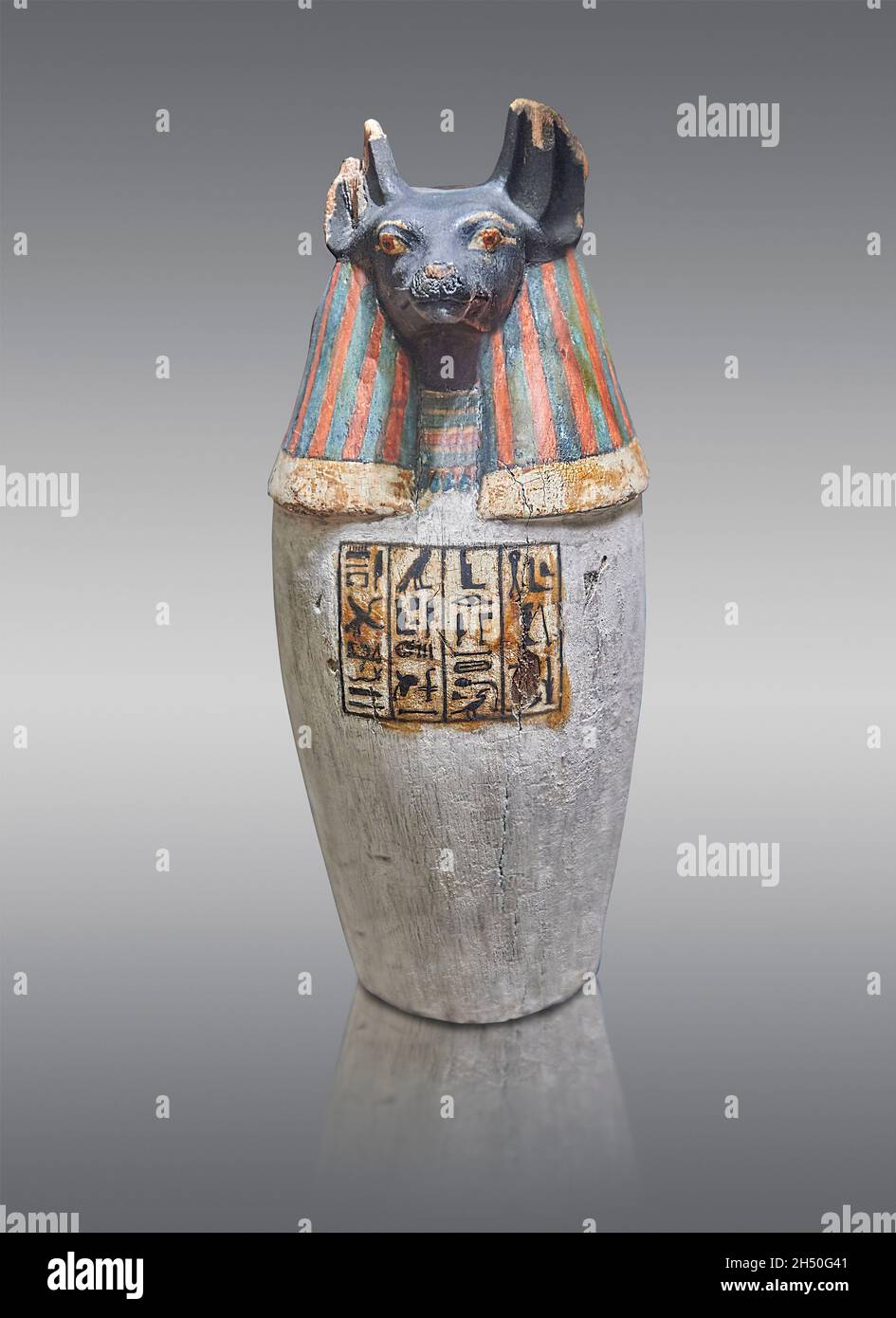 Ancien pot canopé égyptien d'Amon Padiouf représentant le jackel à tête Duamutef, 1079-664 av. J.-C., Wood, Musée du Louvre.INV N2952D.Tête de chien de Douamou Banque D'Images