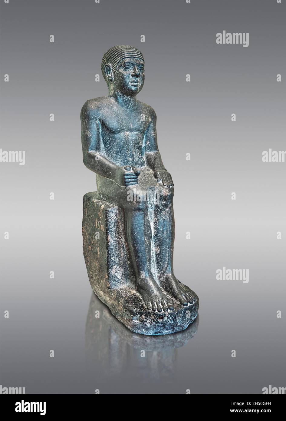 Statue de l'ancien homme assis égyptien, 2500-2350, probablement 5e dynastie, diorite .Musée du Louvre inv A40 ou N 41.Homme (assis, en toile de longe, rasage Banque D'Images