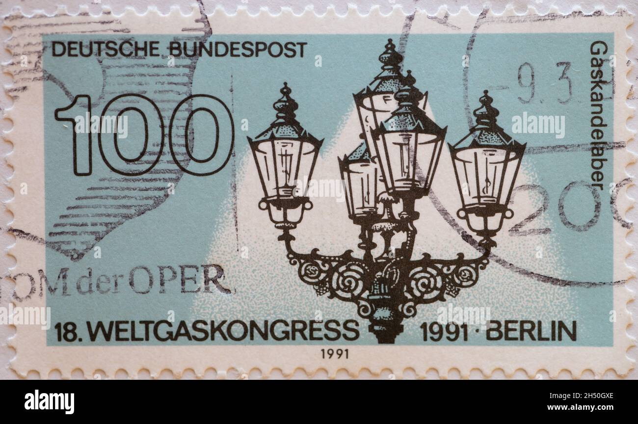 ALLEMAGNE - VERS 1991 : timbre-poste de l'Allemagne, montrant une lampe de rue à gaz antique avec quatre candélabres.Congrès mondial du gaz à Berlin Banque D'Images