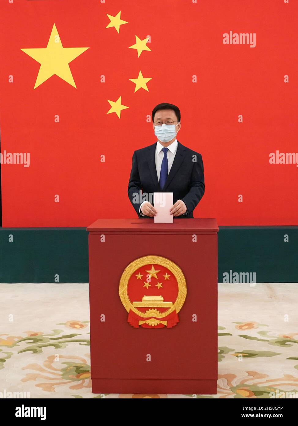 Pékin, Chine.5 novembre 2021.Le vice-premier ministre chinois Han Zheng, également membre du Comité permanent du Bureau politique du Comité central du Parti communiste de Chine, vote dans un bureau de vote pour élire des députés à un congrès populaire local dans une circonscription du district de Xicheng à Beijing,Capitale de la Chine, 5 novembre 2021.Crédit: Rao Aimin/Xinhua/Alay Live News Banque D'Images