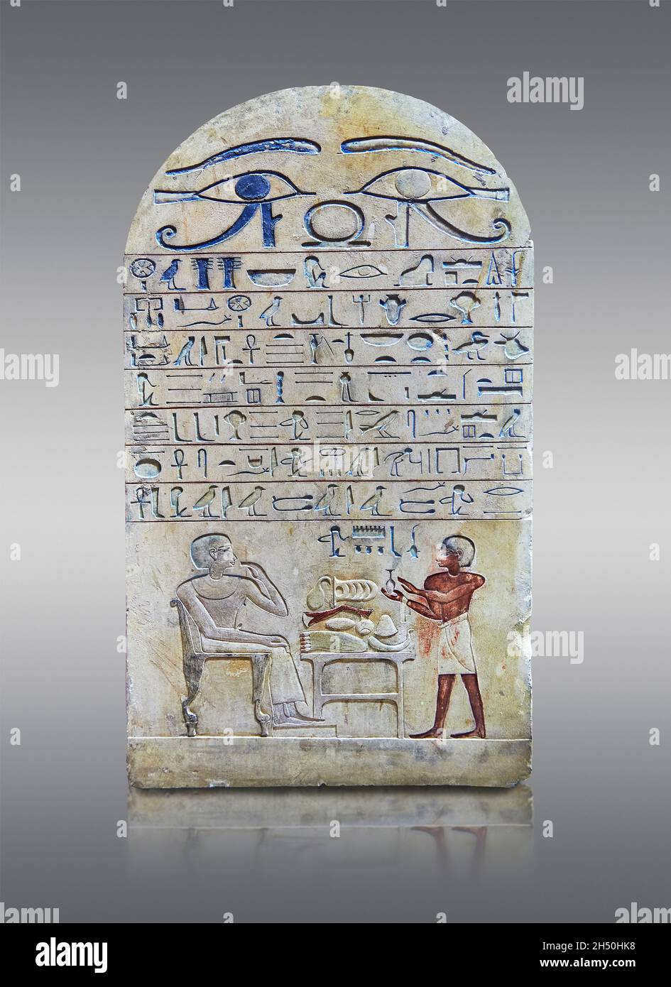 Ancienne stèle funéraire égyptienne représentant Ouhemmenou offrant une boisson à l'intendant haut IAT, Circa 1550 BC, 17-18 Dynasty, .Le Musée du Louvre . Funker Banque D'Images