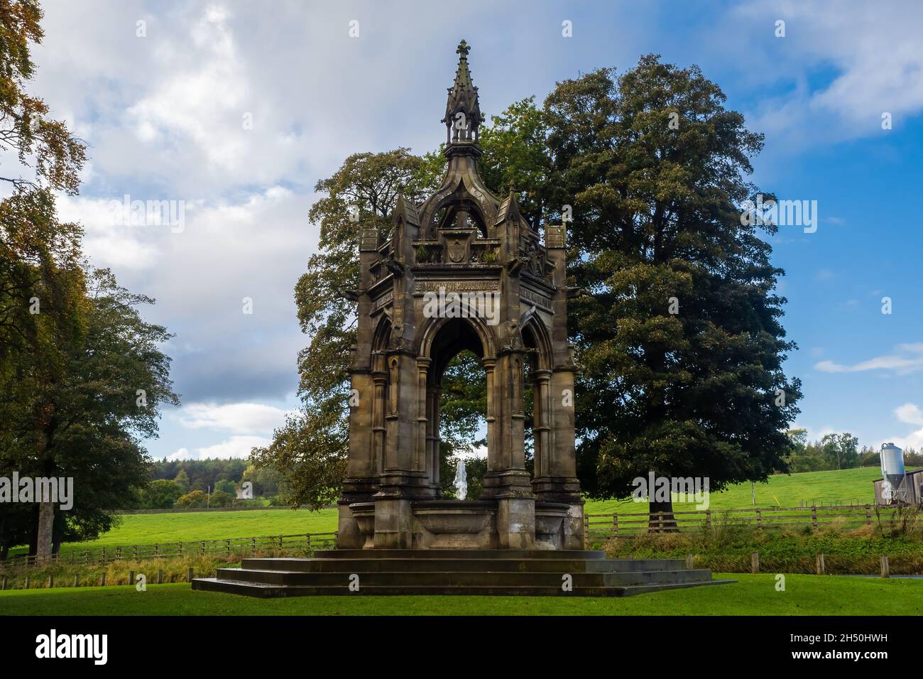 25.10.21 Bolton Abbey, North Yorkshire, UK la fontaine du mémorial Cavendish est une fontaine à boire érigée en 1886 à Bolton Abbey, North Yorkshire Banque D'Images